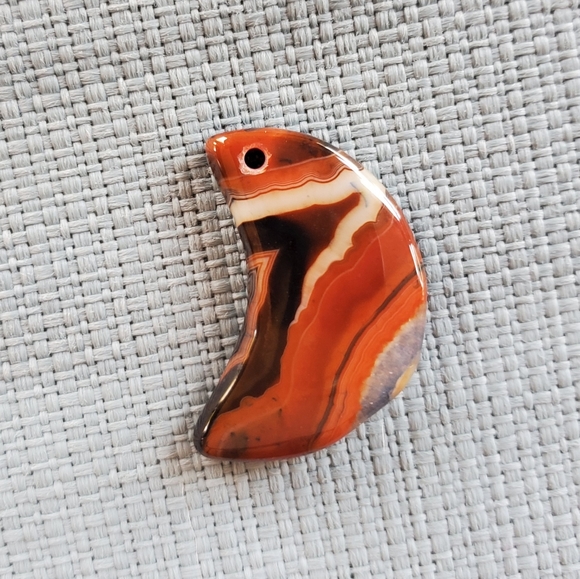 New Red Stripes Onyx Agate Crescent Moon Pendant. - Picture 2 of 10